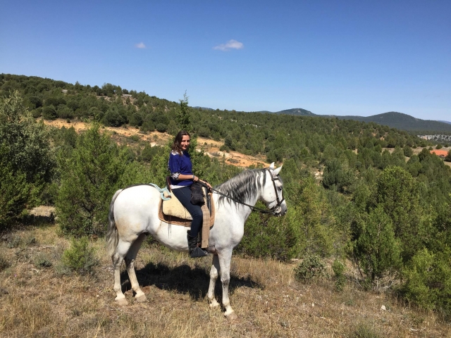 Montando en el caballo de color blanco